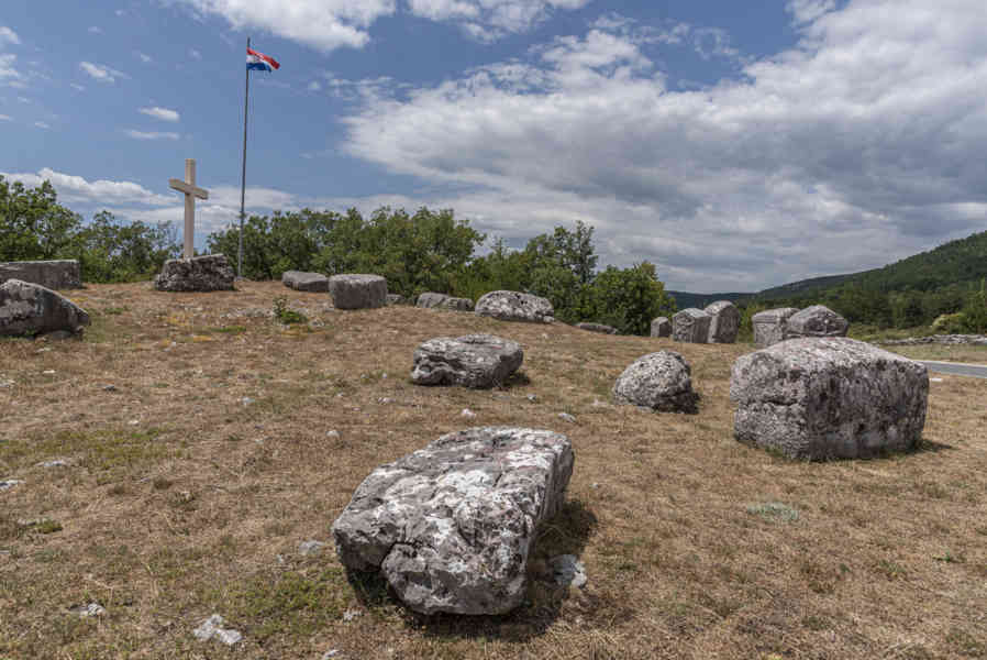 Croacia - Cista Velika - cementerio medieval - tumbas Stecci 06.jpg
